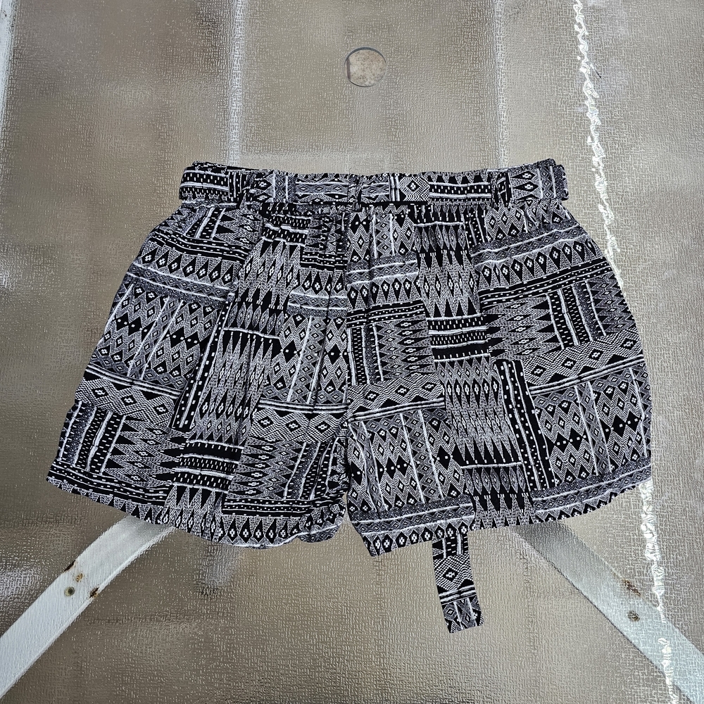 One 5 One Boho Festival Tribal Aztec Rayon Paperbag Pocket Shorts L - Picture 3 of 10